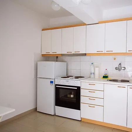 Kiza أغيا ترياس